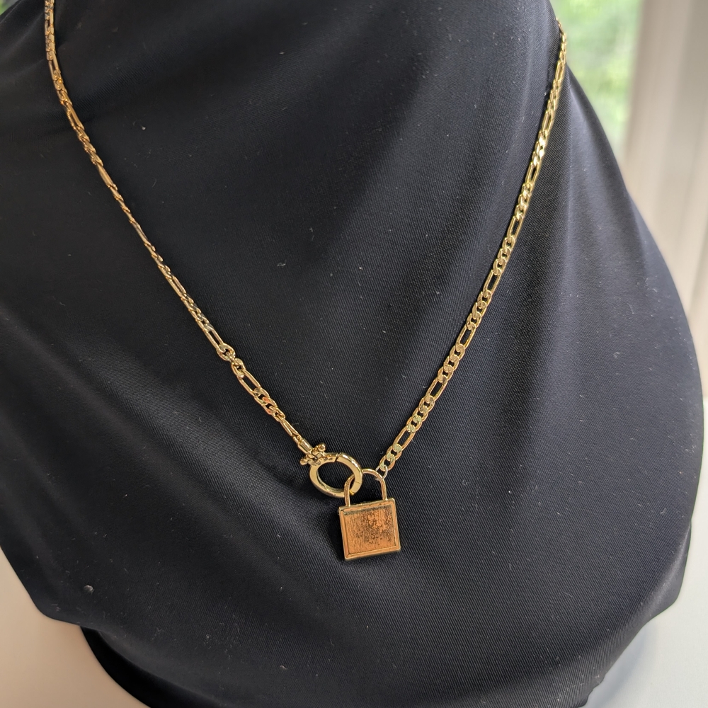 Elegant Gold Necklace with Padlock Pendant